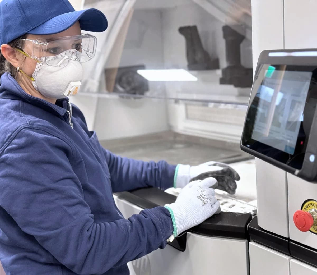Operator working at the HP Multi Jet Fusion processing station